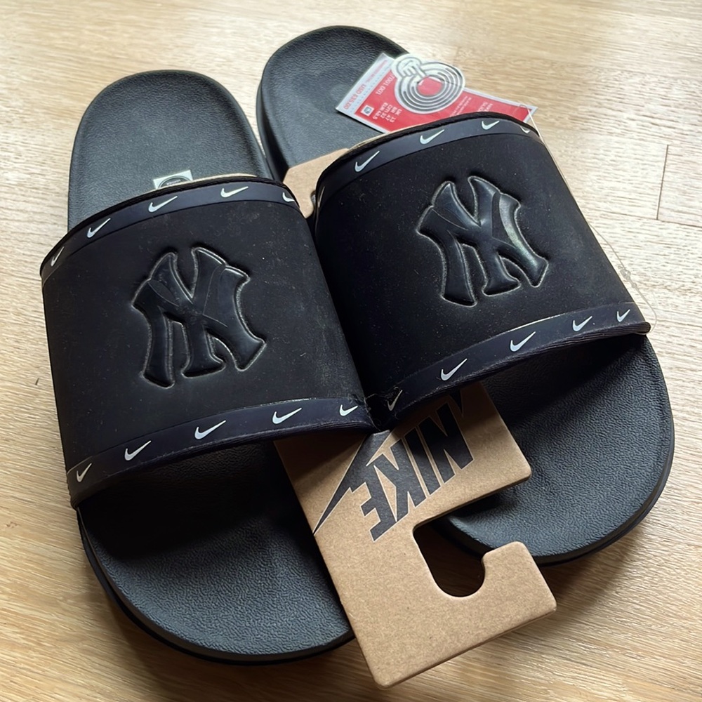 NWT Yankee Flip Flops Size 12